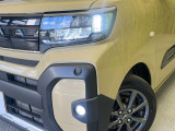 【LEDヘッドライト】悪天候や夜間走行時も良好な視界を確保し安心して運転できる高輝度LEDヘッドライトを装備!点灯速度が早く、消費電力も抑えられています。