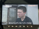 テレビ番組を画面で視聴できる装備を備えています。停車中の待ち時間などに映像を楽しめるため、休憩時間を過ごす際にも便利です。視聴の際は安全な場所に停車してください。