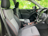 運転席と助手席は、身体を支える立体的な形状で、赤いステッチがさりげないアクセントです。前方の視界も広く、清潔感のある室内で気持ちよく過ごせます。