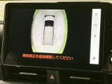 車両を上から見た映像で周囲の状況を確認でき、駐車時の安全確認に役立ちます。画面の案内に加えて目視も行いながら、狭い場所での取り回しをサポートします。