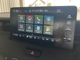 ナビや電話、FMなどの項目が画面上に並び、使いたいメニューを見つけやすい表示です。よく使う機能へアクセスしやすく、目的地設定から車内での音楽利用まで、毎日の移動に役立ちます。
