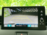 車両後方の様子とガイド線を画面で確認でき、駐車時の周囲確認をサポートします。映像と案内表示を見ながら、停車位置を調整したい場面で活用いただけます。