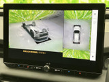 車両周囲を映す画面表示で、後退時などに周辺の状況を確認する際に役立ちます。複数の視点から車両の位置を把握でき、駐車スペースへの出し入れを慎重に行いたい場面で便利です。