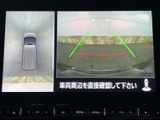 後方の映像に加えて車両周辺の表示も確認でき、駐車時の周囲確認をサポートします。画面上には目安となるガイド線も表示され、後退時に距離感をつかみやすく、日常の駐車を助けてくれます。