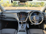 運転席から前方を見渡しやすく、左右の座席もゆったりと配置されています。シートや操作部が整然とまとまり、毎日の移動から長距離のお出かけまで、落ち着いて過ごせる室内です。