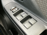 ドア側には窓の開閉スイッチがまとまり、運転席から各窓を操作しやすい配置です。スイッチの並びが見やすく、同乗者の乗り降りや換気の際にも便利。