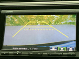 後方の様子をモニターで確認でき、駐車時の周囲確認をサポートします。ガイド表示も備わり、車庫入れや狭い場所での取り回しを助ける便利な装備です。