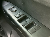 手元に集約されたスイッチ類により、窓の開閉やミラー調整などを運転席から扱いやすく、日々の乗り降りやドライブを快適にサポート。便利な配置も魅力です。
