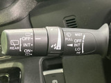 ステアリングには複数のボタンが配され、運転姿勢を大きく変えずに各種操作へアクセスしやすい設計です。メーターも視界に収まり、運転に必要な情報を確認しながら扱いやすい運転席です。
