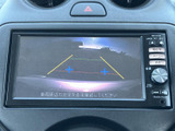画面に車両後方の映像とガイド線が表示され、駐車時に周囲との距離を確かめる際に便利です。車庫入れや狭い場所での取り回しをサポートします。