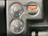 【オートエアコン】一度お好みの温度に設定すれば、車内の温度を検知し風量や温度を自動で調整。暑い&hellip;寒い&hellip;と何度もスイッチ操作をする必要はありません。快適な車内空間には必須の機能ですね♪