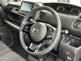 握りやすい形状で、運転席に座ったまま手元のスイッチ類へアクセスしやすい配置です。メーターや前方を確認しながら扱いやすく、日々の運転を便利にサポートします。