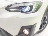 【LEDヘッドライト】悪天候や夜間走行時も良好な視界を確保し安心して運転できる高輝度LEDヘッドライトを装備!点灯速度が早く、消費電力も抑えられています。