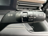 レバーには各種マークや表示が記され、操作内容を目で確認しやすいつくりです。運転席から手を伸ばしやすい位置にあり、表示の豊富さも備えた、毎日の運転を支える装備です。
