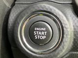 エンジンの始動と停止を行うスイッチを備え、車内での乗り出しをスムーズにサポートします。表示が明確で場所も確認しやすく、日常の乗り降りに便利な装備です。