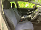 ゆったりとした形状の前席と、運転席まわりを見渡しやすい室内空間が広がります。シートやドアトリムは落ち着いた色合いでまとめられ、乗り降りの際にも車内の様子を確認しやすいです。
