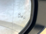 【ブラインドスポットモニター】走行中、ドアミラーの死角になりやすい箇所に後続車が接近するとサイドミラーのレンズに警告を表示!ドライバーに注意喚起をしてくれます。
