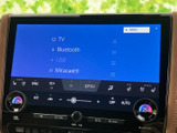 TVやBluetooth、USBなど、複数の入力項目が画面に表示されています。聴きたい音源に合わせて選べるため、普段お使いの機器やメディアに合わせて活用しやすい装備です。