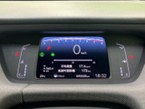 速度や燃費、航続可能距離など、運転に必要な情報が一つの画面に表示されます。文字や表示がまとまっていて確認しやすく、走行前や停車時に車両情報を把握するのに役立つメーターまわりです。