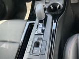手元のボタンから各種操作にアクセスでき、運転姿勢を保ちながら扱いやすい設計です。握りやすい形状で、日々の運転を快適にサポートします。