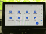 画面にはインターネットやアプリ連携、天気などの項目が並び、目的に応じた機能を選びやすい構成です。日々の移動をサポートする多彩な機能を、見やすい画面でご活用いただけます。