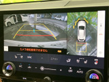 後方と車両周囲を確認するための表示があり、駐車時の目安となるガイド線も表示されています。画面にはカメラ検知に関する案内も出ています。