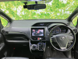 後方確認用の映像を表示するモニターを備え、駐車時に車両後方の様子を確認する際に便利です。運転席から画面を確認しやすい位置にあり、車庫入れやバック時をサポートします。