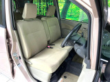 運転席まわりには十分なスペースがあり、大柄な方でもゆったり運転していただける環境です。