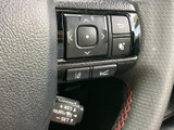 ステアリングには複数のスイッチがまとまって配置され、運転中も視線を大きく動かさず確認しやすい構成です。ボタンの表示が見分けやすく、手元で機能を選べる便利な装備です。