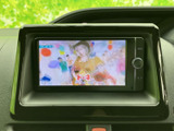 テレビ番組を画面で楽しめる装備を備えています。お出かけ先で停車してひと息つく時間にも、映像を見ながら過ごせるのが便利です。画面表示が見やすく、気分転換にも活用いただけます。