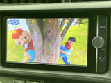 車内でテレビ映像を楽しめる装備です。停車中の待ち時間などに番組を視聴でき、画面いっぱいに映像を表示する設定も選べるため、車内でのひとときを彩ります。