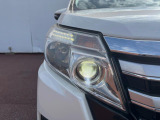 【LEDヘッドライト】悪天候や夜間走行時も良好な視界を確保し安心して運転できる高輝度LEDヘッドライトを装備!点灯速度が早く、消費電力も抑えられています。