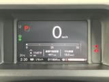 中央のディスプレイに速度や燃費、航続可能距離などの情報がまとまり、運転中も必要な表示を確認しやすい配置です。表示が見やすく、日々の運転状況を把握する際にも便利にお使いいただけます。