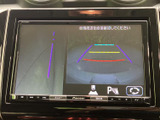 後方の映像に加えてガイド線も表示され、駐車時に車両周辺を確認するのに役立ちます。目視と合わせて位置関係を把握しやすく、車庫入れや切り返しをサポートします。