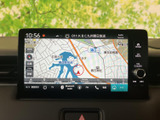 地図上で周辺の道路や目的地を確認でき、行き先を探す際に頼れるナビ画面です。現在地を見ながら目的地までのルートを確認できるため、初めて訪れる場所への移動にも役立ちます。
