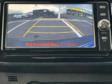 後方の映像に加え、目安となるガイド線も表示されるモニターです。駐車時に車両後方を画面で確認でき、周囲への注意を払いながらバック操作を行う際に役立ちます。