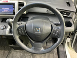 握りやすいステアリングは、運転の楽しさを高めます。操作性にも優れ、快適なドライビングをサポートします。