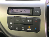 【オートエアコン】一度お好みの温度に設定すれば、車内の温度を検知し風量や温度を自動で調整。暑い&hellip;寒い&hellip;と何度もスイッチ操作をする必要はありません。快適な車内空間には必須の機能ですね♪