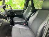 運転席まわりを見渡しやすく、前席にはゆったりと座れるシートを配置しています。落ち着いた色合いの室内は視界を妨げにくい印象で、助手席の方にもくつろいでいただきやすい空間です。