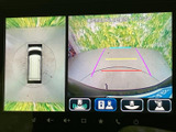 車両周辺を複数の視点で確認できる画面を備え、駐車時の周囲確認をサポートします。目安となるガイド表示もあり、画面を見ながら操作しやすい装備です。