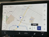 地図上で周辺の道路や現在地を確認でき、目的地の検索や登録にも対応しています。行き先を設定する際に画面で情報を見渡せて、普段のお出かけにも役立ちます。