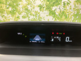 速度やシフト位置、燃料残量などの情報がまとまり、運転に必要な表示を確認しやすいレイアウトです。中央には走行支援の表示も備わり、日々の運転時に目を向けやすく、状況把握に役立つメーター廻りです。