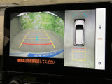 後方カメラの映像に加えて、車両を上から見た表示も確認できる画面です。駐車時に周囲や車両の位置を把握しやすく、狭い場所への駐車や切り返しの際にも役立つ便利な装備です。