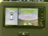 後方の映像に加えて車両周辺を俯瞰する表示もあり、駐車時に周囲との位置関係を確認しやすい構成です。画面の案内を参考に、落ち着いて車庫入れを行えます。