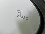 【ブラインドスポットモニター】走行中、ドアミラーの死角になりやすい箇所に後続車が接近するとサイドミラーのレンズに警告を表示!ドライバーに注意喚起をしてくれます。