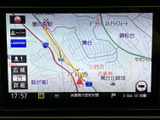 地図を画面いっぱいに表示し、現在地や周辺の道路を確認しやすいナビ画面です。案内情報を見ながら目的地までのルートを把握でき、お出かけ時に役立ちます。