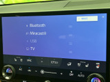 BluetoothやUSB、テレビなどの入力項目が一覧で表示され、使いたい音源を選びやすい画面です。日々の移動中もお好みに合わせて活用できます。