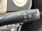 矢印やライトの表示が見やすく、必要な操作を確認しやすいレバーです。運転中も視線を大きく外さず扱いやすく、車線変更や暗い時間帯の移動をサポートします。