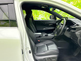前席はシートにゆとりがあり、運転席から前方や周囲を見渡しやすい室内です。落ち着いた色合いでまとまり、乗り込む際にも清潔感のある印象を受けます。