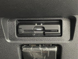 【ビルトインETC】車載器がビルトインで装備されています。有料道路の乗り降り時に停車することなくスマートに乗り入れが可能になったり、割引を受けることができる嬉しい装備です。